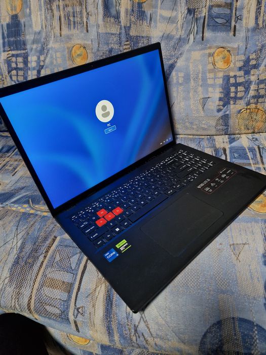 Продавам acer nitro lite 16 в комплект с охлаждаща подложка iets gt300b1 с  включен usb  hub на задня  панел!!!