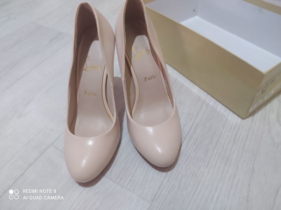 Продам лабутены 3500т