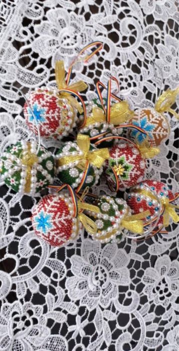 Globuri si oua cu margele
