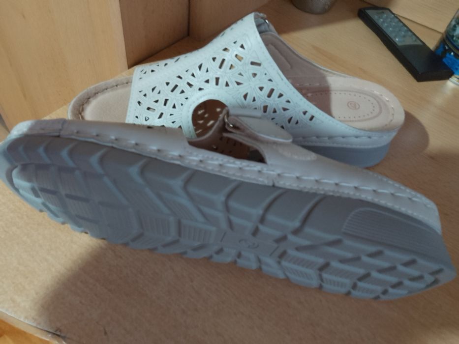 Нови бежови чехли 42 номер