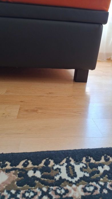 Ъглов диван с размери 305см / 180 см / 90 см.