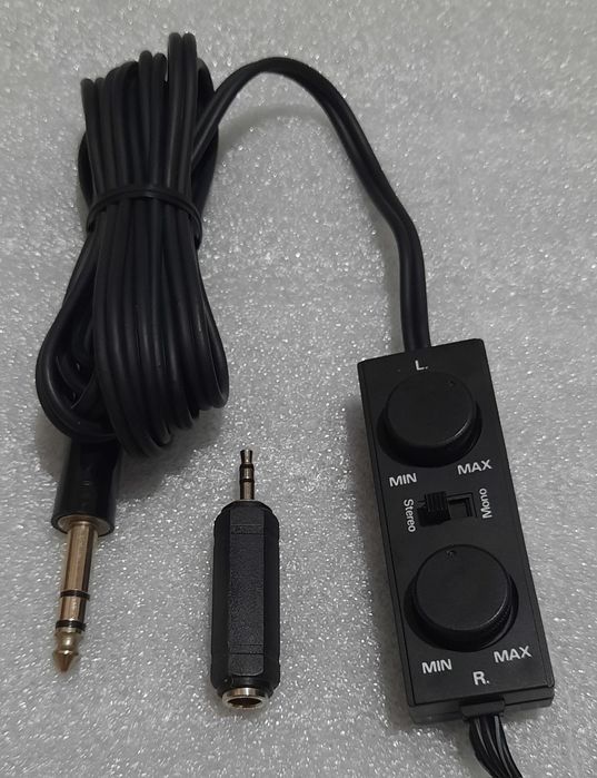 Căști audio vintage Universum, cu
telecomandă pe fir