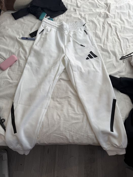 Ново долнище adidas