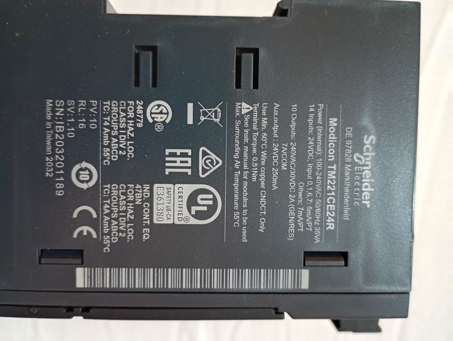 Automat programabil Schneider Electric Modicon M221 (TM221CE24R) cu 24 I/O și ieșiri pe releu , aproape ca nou