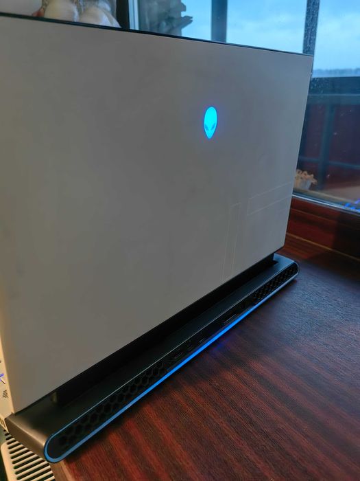 Alienware m17 r2 i9