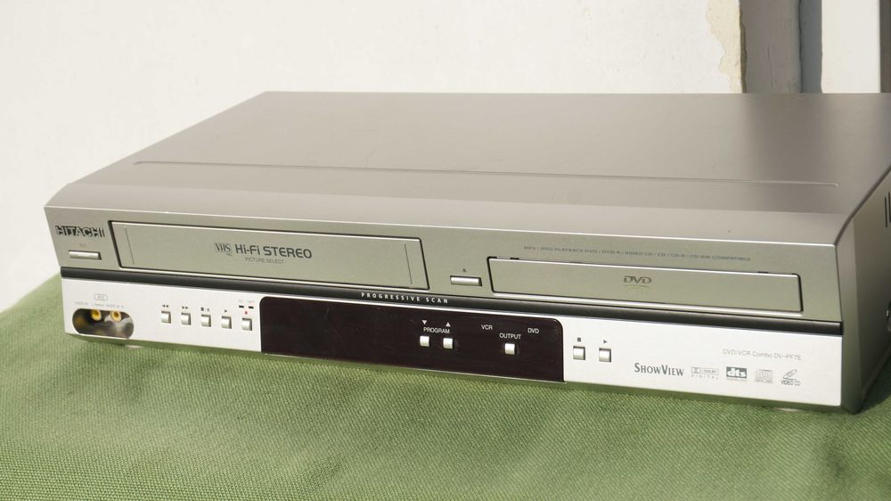 Video recorder VHS combo cu DVD player Hitachi  DV-PF7E stereo Hi-Fi
