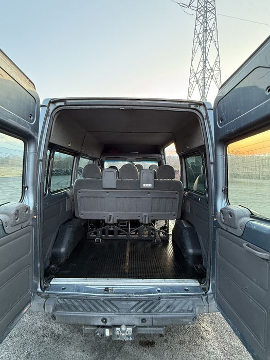 Ford Transit Multivan 2001 – 8+1 locuri, spațios și fiabil