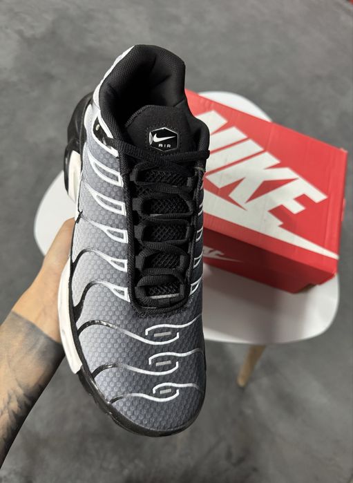 Nike Air Max Plus Black & Metallic Silver