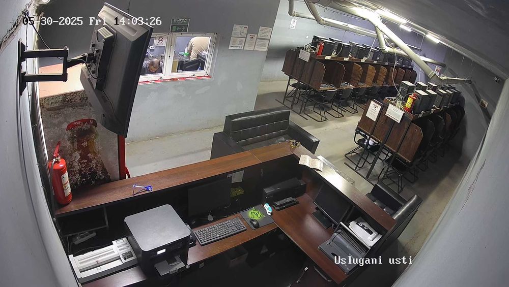 Продаётся 28 компьютеров с гарнитурой и мебелью.