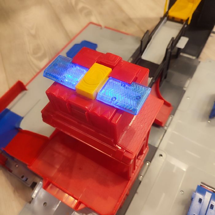 Голяма Пожарна трансформираща се в писта и полицейска станция