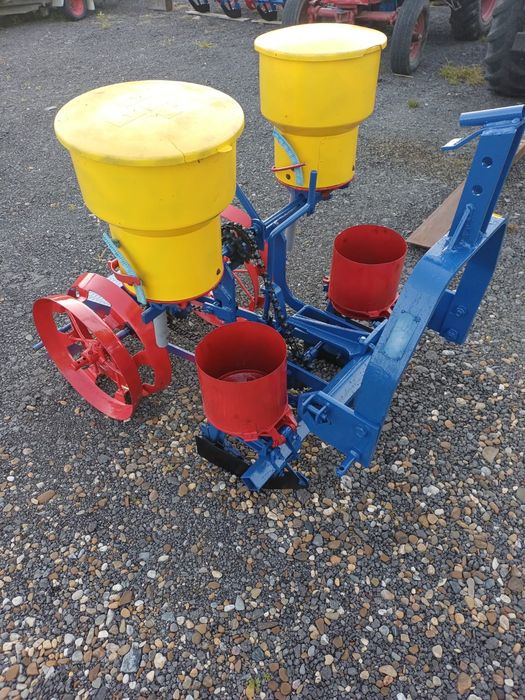 Semanatoare de porumb pe 2 randuri mecanica cu fertilizare