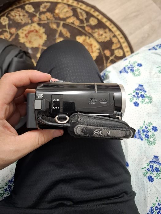 Продам цифровую видео камеру SONY