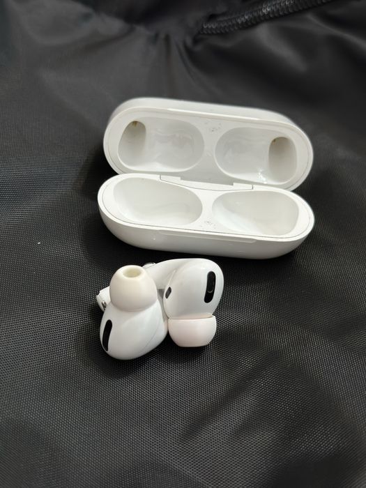 Наушники Apple AirPods Pro with Lightning белый