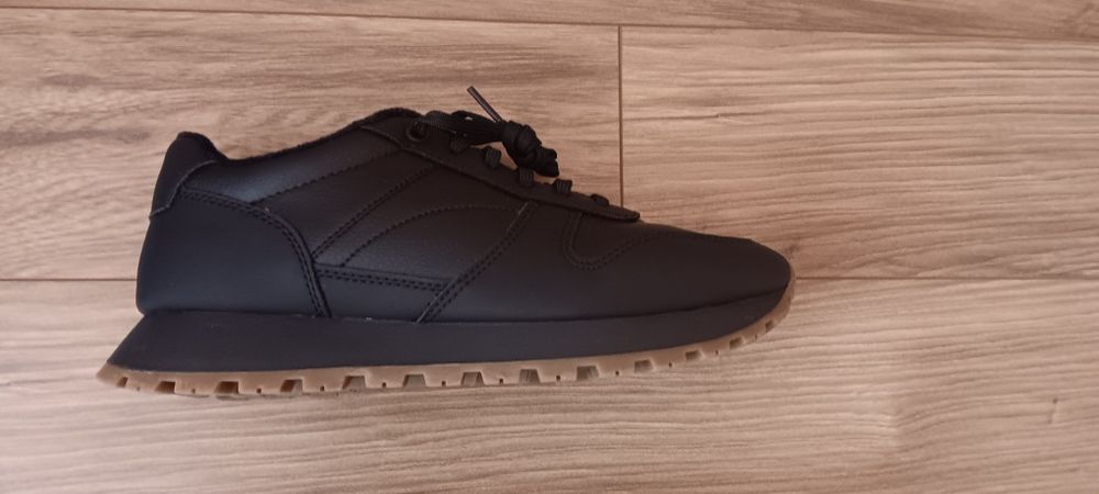 Продавам кожени маратонки на фирмата Зара