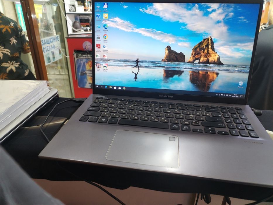Noutbuk sotiladi Asus ryzen 3