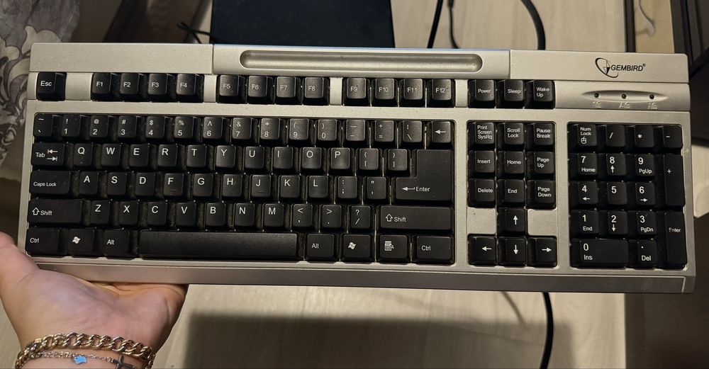 Vând calculator pentru piese de schimb