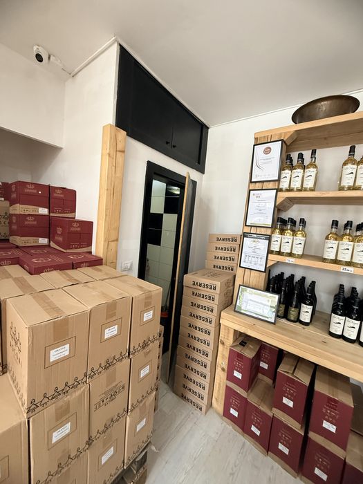 Inchiriez spatiu comercial !!!La strada !!! 50mp , dodat cu aer conditionat si centrala , baie ,