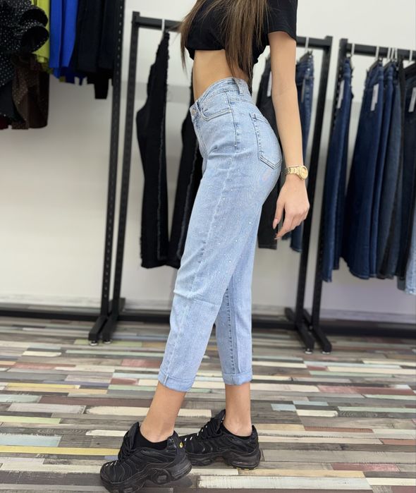 Търсите удобни дънки, които в същото време да са различни.