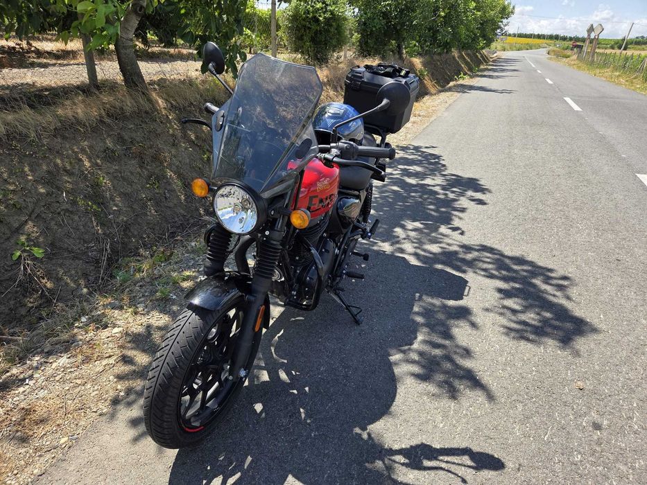 Vând Royal Enfield Hunter 350, model Rebel Red, în stare impecabilă.