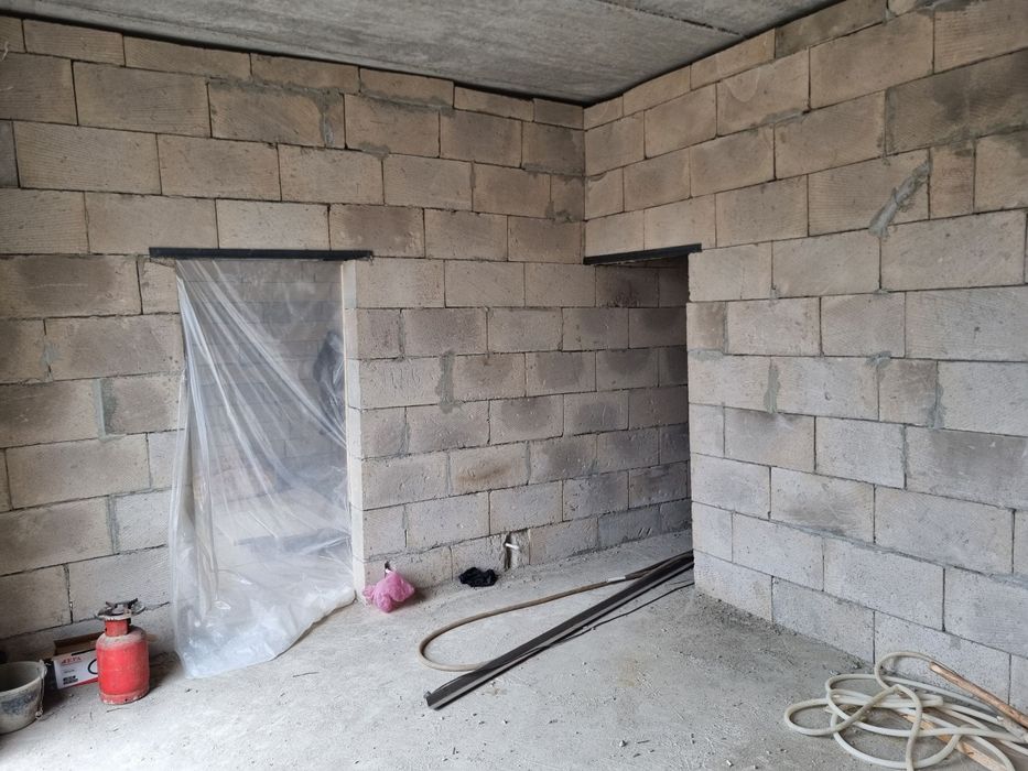 Курилиши тугалланмаган евроховли сотилади.