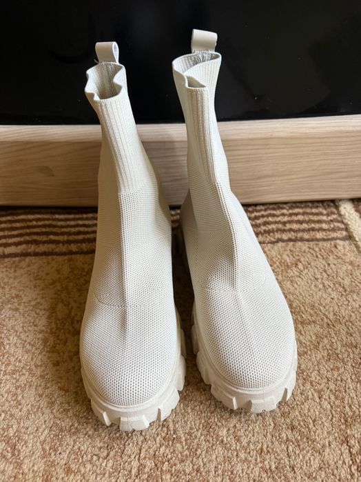 Бежови боти с мрежа