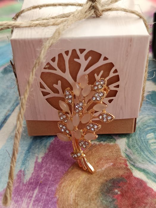 Красиви дамски брошки