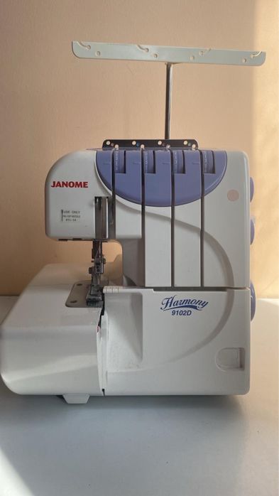 Продается оберлок Janome
