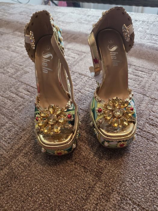 Sandale cu toc si platformă