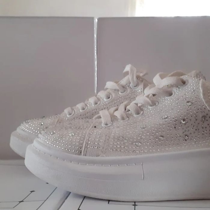 Өте сәнді әрі сапалы аяқ-киімдер. Бағасы 7000тг.