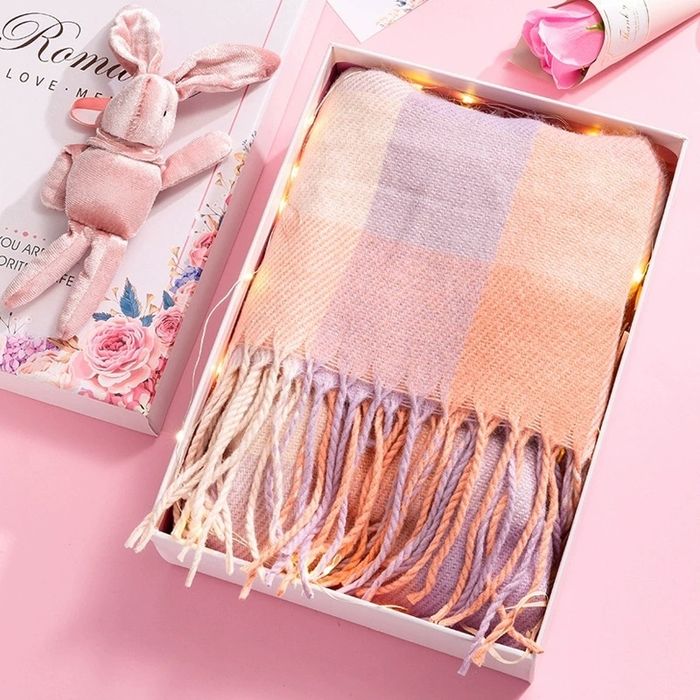 шұлық пен өкшелі аяқ киімдегі жалғыз