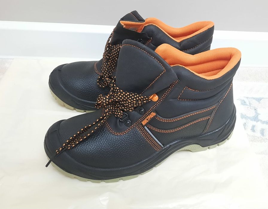 Продаётся новые осенние спец ботинки