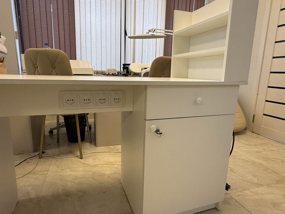 маникюрный стол б/у