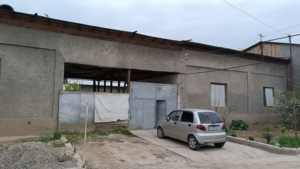 Zangiota tumani Bek-baraka bozori yonida joylashgan hovli sotiladi.