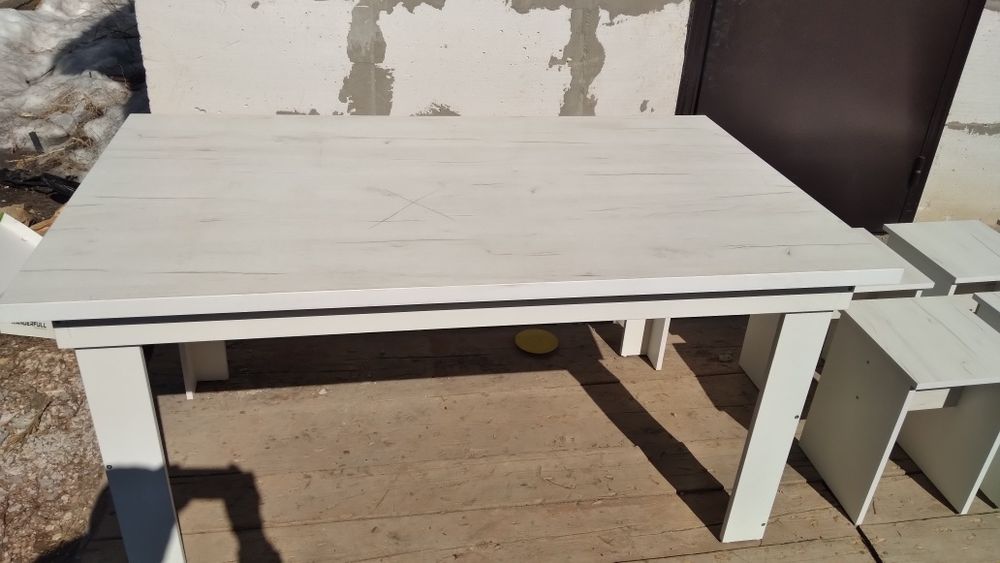 Продам стол с 6 табуретами