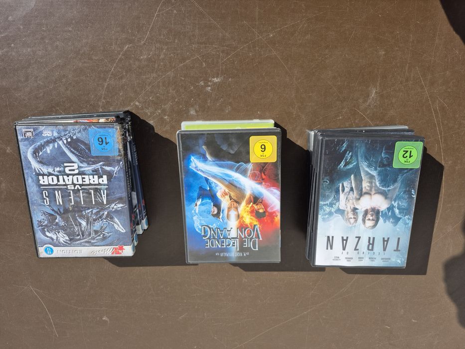 Vând lot 17 DVD uri cu filme,Acțiune, Sf, Groaza, Triler 
(aproximativ