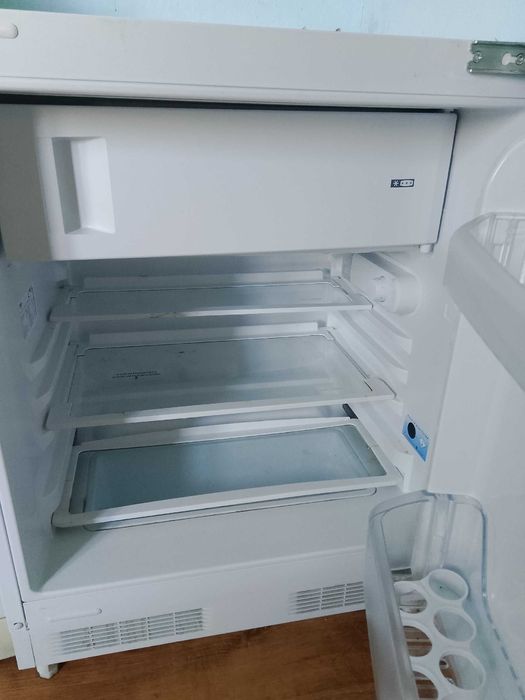 Минихладилник за вграждане Веко