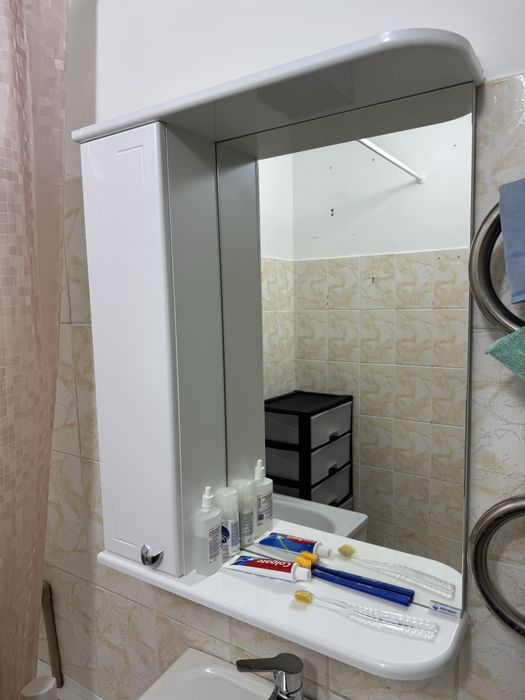 Продам навесной зеркальный шкаф для ванны