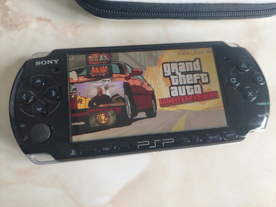 [PSP] Vând consolă SONY PSP Slim&Lite 3004 Piano Black MODATĂ + accesorii //poze reale