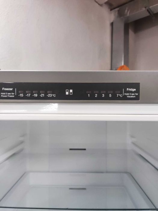 Хладилник с фризер Samsung