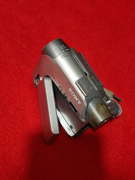 Camera photo digitala Sony cu carcasa fisurata, dara acumulator