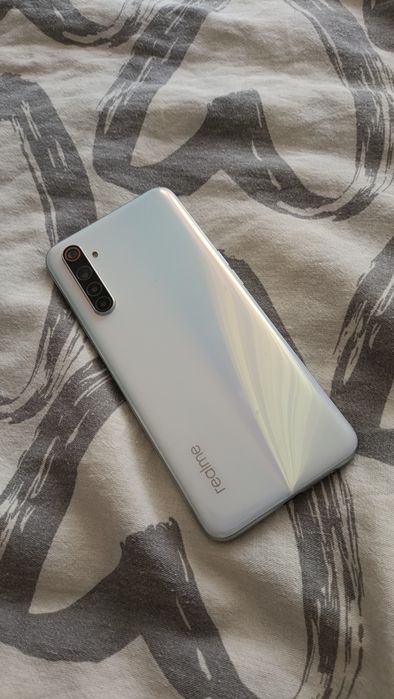 Продам телефон realme 6