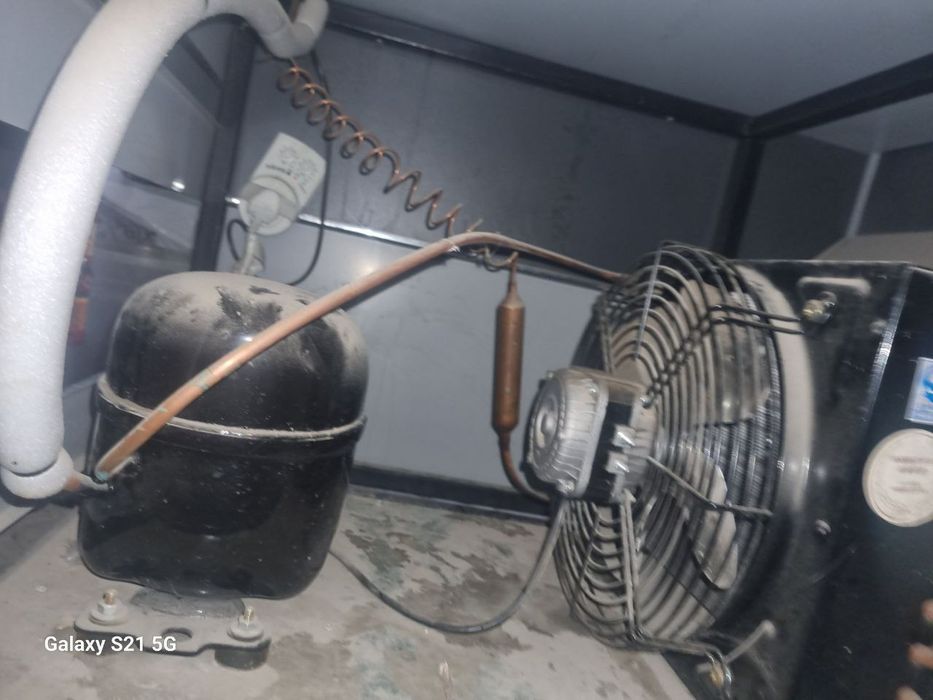 Продаётся витринный холодильник. Holodilnik vitrini Xolodelnik Vitreni