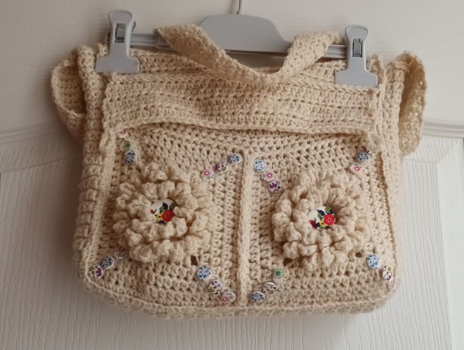 Posetă traditionala, crosetata din lână,  fetita