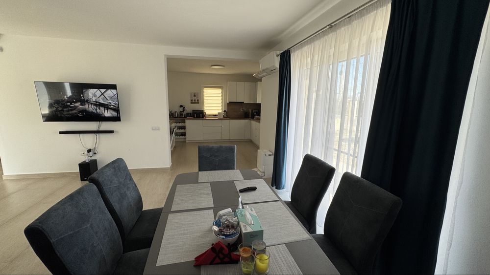 Casă Modernă în Zona Castelului Transilvania – Eleganță și Liniște