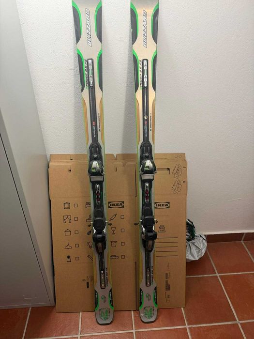 Vand 4 perechi de schiuri cu 1000 lei