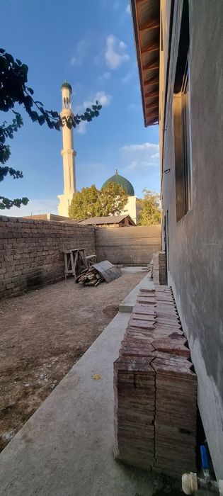Uy Qibrayda, yonida masjid