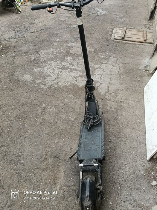 Vând trotineta electrica