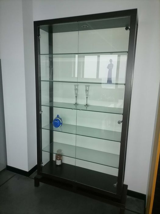 Шкаф с витрина и гардероби