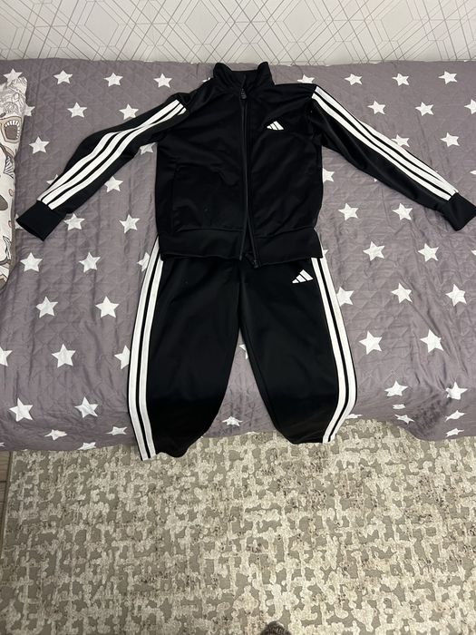 Продается спортивный костюм Adidas