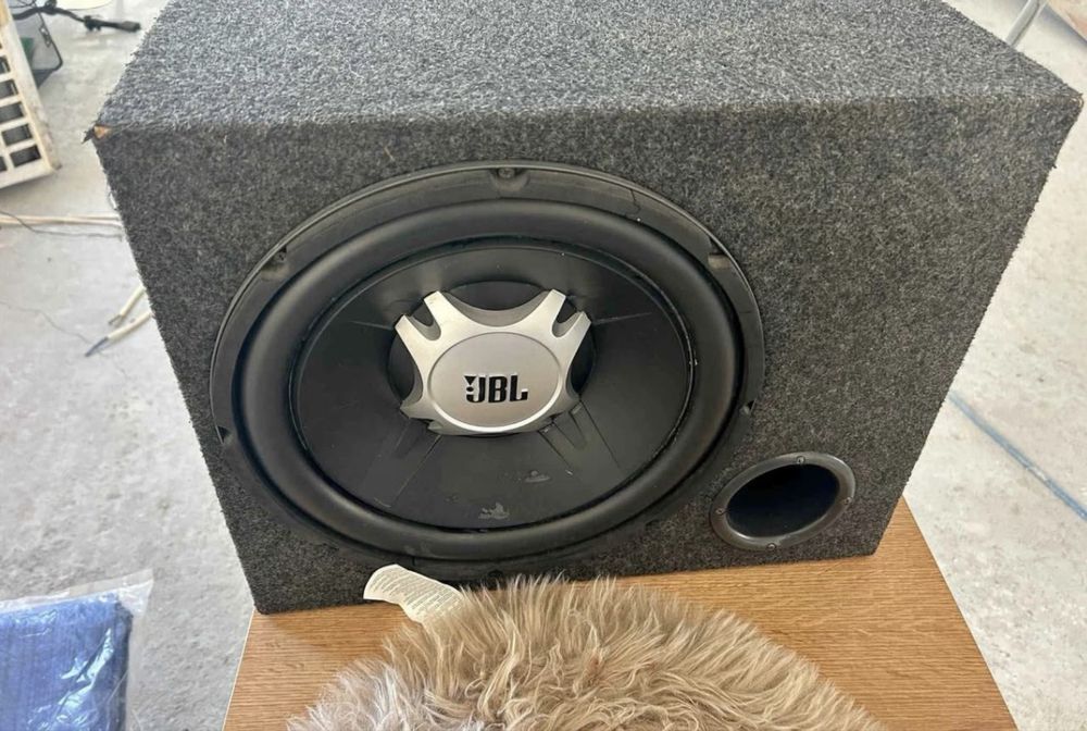 Vand schimb suboofer cu statie